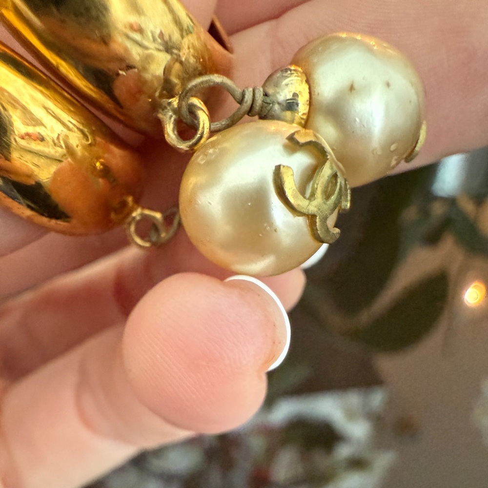 LOT 1734 24K gold plated CHANEL vintage hoop pearl CC clip on earrings - Picture 6 of 13